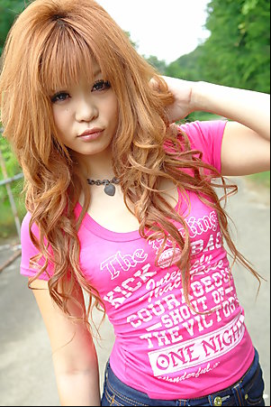 Sensual young Sarina Tsubaki strips outdoor